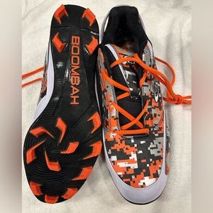 BOOMBAH Dart Digi Camo Molded Cleat
Color: Black/Orange/White